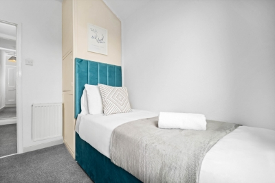 Stylish Three Bedroom House - Parking - Garden