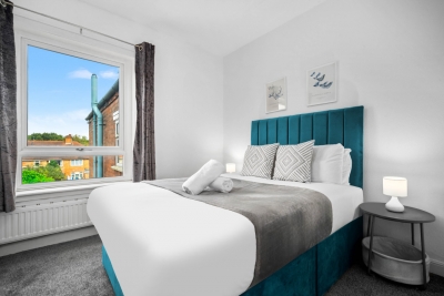 Stylish Three Bedroom House - Parking - Garden