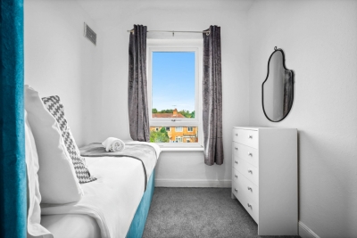 Stylish Three Bedroom House - Parking - Garden