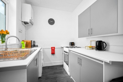 Stylish Three Bedroom House - Parking - Garden
