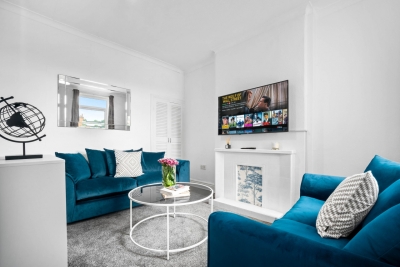 Stylish Three Bedroom House - Parking - Garden