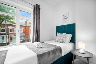 Stylish Three Bedroom House - Parking - Garden