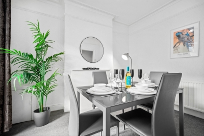 Stylish Three Bedroom House - Parking - Garden