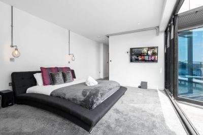 Stylish City Centre Penthouse - Large Private Terrace - Parking