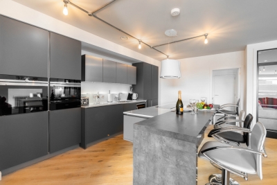 Stylish City Centre Penthouse - Large Private Terrace - Parking