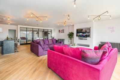 Stylish City Centre Penthouse - Large Private Terrace - Parking