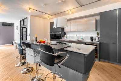 Stylish City Centre Penthouse - Large Private Terrace - Parking