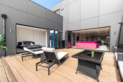 Stylish City Centre Penthouse - Large Private Terrace - Parking