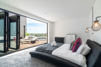 Stylish City Centre Penthouse - Large Private Terrace - Parking