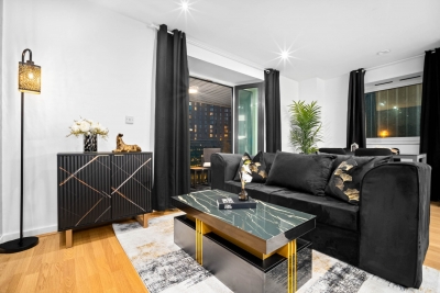 Stylish Two Bed Apartment - City Centre - Parking - Balcony