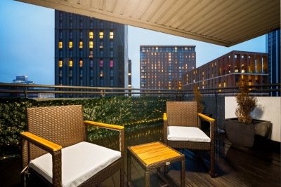 Stylish Two Bed Apartment - City Centre - Parking - Balcony