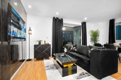 Stylish Two Bed Apartment - City Centre - Parking - Balcony