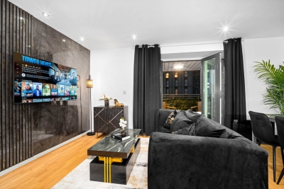 Stylish Two Bed Apartment - City Centre - Parking - Balcony