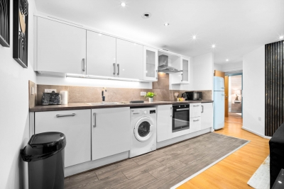 Stylish Two Bed Apartment - City Centre - Parking - Balcony