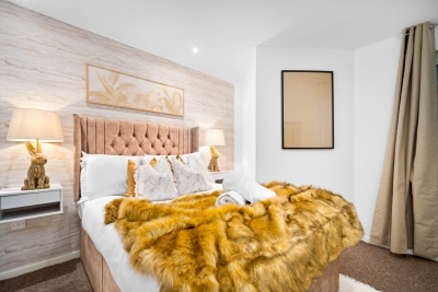 Stylish Two Bed Apartment - City Centre - Parking - Balcony