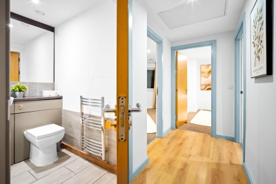 Stylish Two Bed Apartment - City Centre - Parking - Balcony