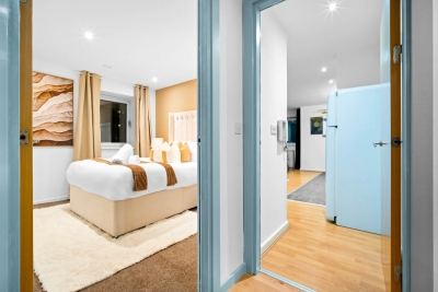 Stylish Two Bed Apartment - City Centre - Parking - Balcony