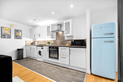 Stylish Two Bed Apartment - City Centre - Parking - Balcony