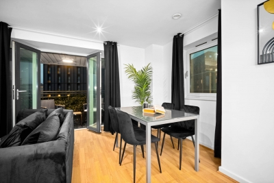 Stylish Two Bed Apartment - City Centre - Parking - Balcony