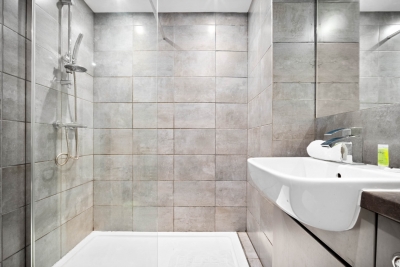 Stylish Two Bed Apartment - City Centre - Parking - Balcony