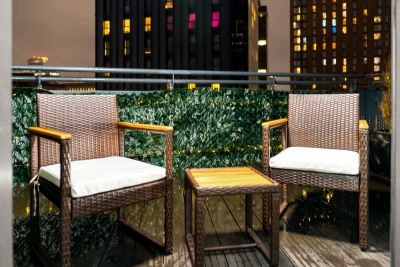 Stylish Two Bed Apartment - City Centre - Parking - Balcony