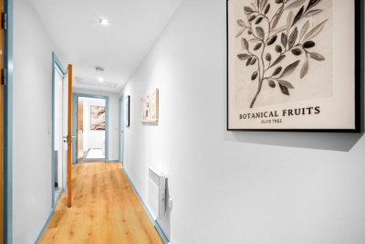 Stylish Two Bed Apartment - City Centre - Parking - Balcony