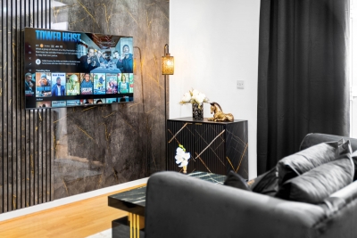 Stylish Two Bed Apartment - City Centre - Parking - Balcony