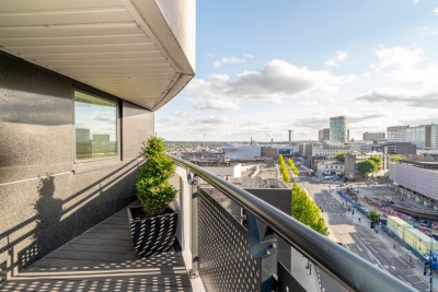 Stylish Two Bed Apartment - City Centre - Parking - Balcony