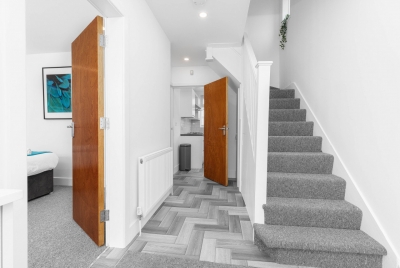 Large House - Sleeps 10 - Parking - WIFI - Smart TV