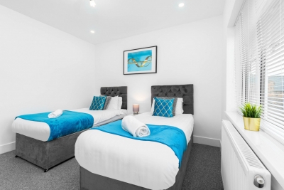 Large House - Sleeps 10 - Parking - WIFI - Smart TV