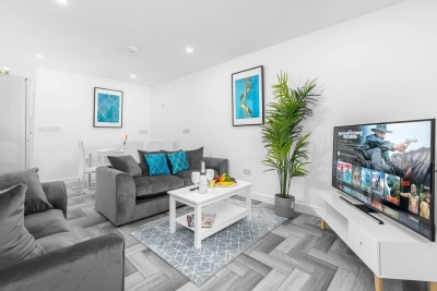 Large House - Sleeps 10 - Parking - WIFI - Smart TV