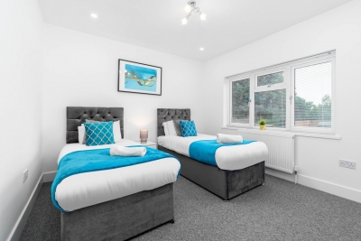 Large House - Sleeps 10 - Parking - WIFI - Smart TV