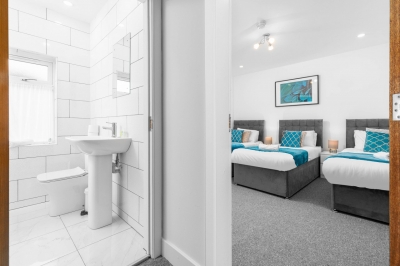 Large House - Sleeps 10 - Parking - WIFI - Smart TV