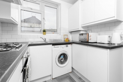 Large House - Sleeps 10 - Parking - WIFI - Smart TV