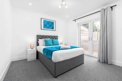 Large House - Sleeps 10 - Parking - WIFI - Smart TV