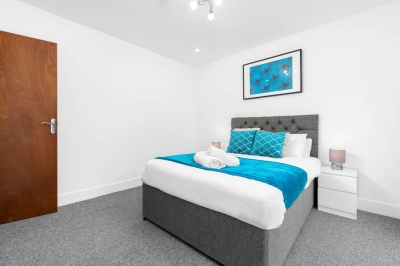 Large House - Sleeps 10 - Parking - WIFI - Smart TV