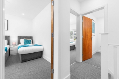Large House - Sleeps 10 - Parking - WIFI - Smart TV