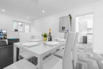 Large House - Sleeps 10 - Parking - WIFI - Smart TV