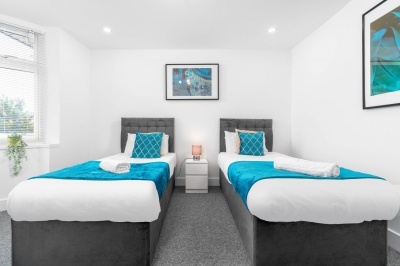 Large House - Sleeps 10 - Parking - WIFI - Smart TV