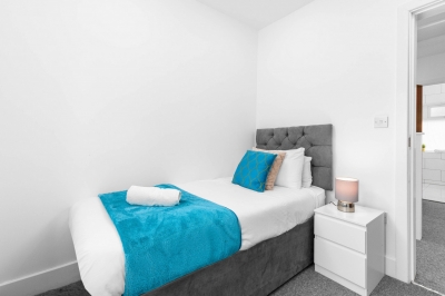 Large House - Sleeps 10 - Parking - WIFI - Smart TV
