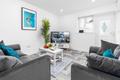 Large House - Sleeps 10 - Parking - WIFI - Smart TV