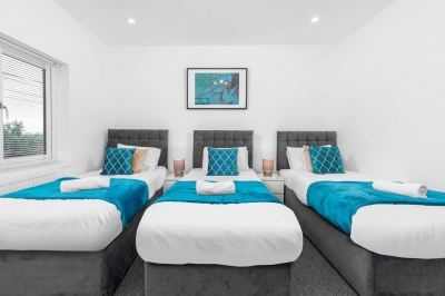 Large House - Sleeps 10 - Parking - WIFI - Smart TV