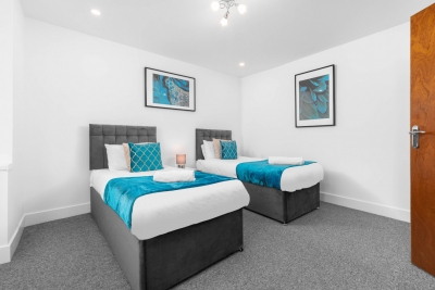 Large House - Sleeps 10 - Parking - WIFI - Smart TV