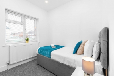 Large House - Sleeps 10 - Parking - WIFI - Smart TV