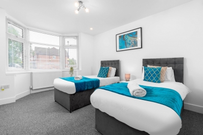 Large House - Sleeps 10 - Parking - WIFI - Smart TV