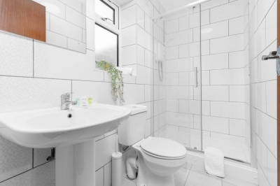 Large House - Sleeps 10 - Parking - WIFI - Smart TV