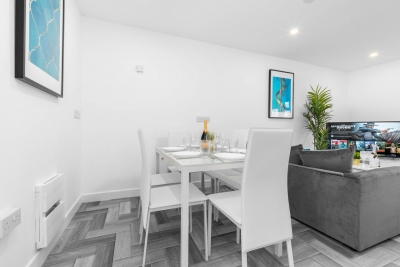 Large House - Sleeps 10 - Parking - WIFI - Smart TV