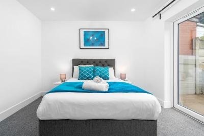 Large House - Sleeps 10 - Parking - WIFI - Smart TV