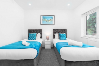 Large House - Sleeps 10 - Parking - WIFI - Smart TV