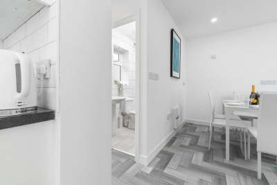 Large House - Sleeps 10 - Parking - WIFI - Smart TV